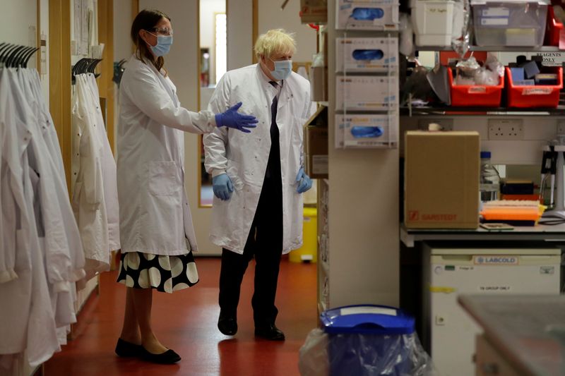 &copy; Reuters. Britain&apos;s Prime Minister Boris Johnson visits the Jenner Institute in Oxford