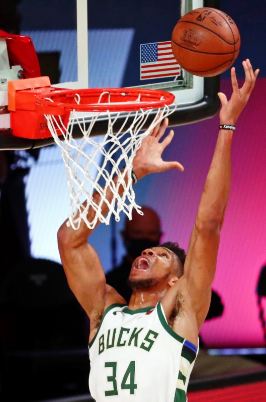 &copy; Reuters. أنتيتوكومبو أفضل لاعب في دوري السلة الأمريكي للعام الثاني على التوالي