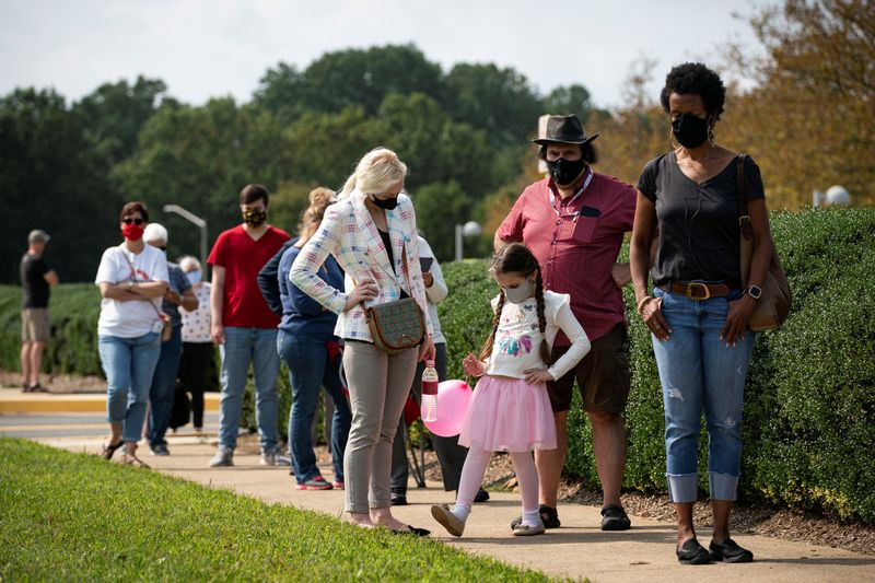 © Reuters. People vote at an early voting site in Fairfax, Virginia