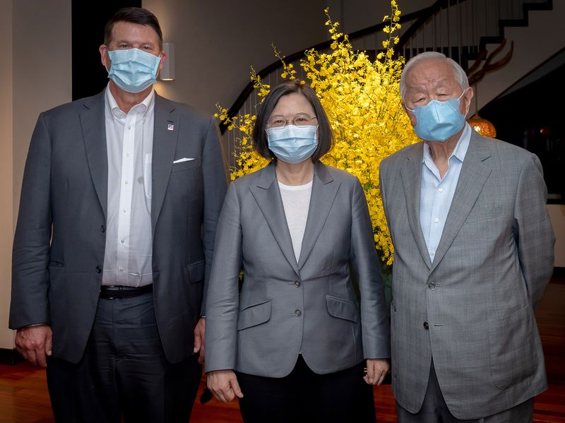 &copy; Reuters. Tsai Ing-wen, Keith Krach and Morris Chang attend a banquet for the U.S. delegation in Taipei