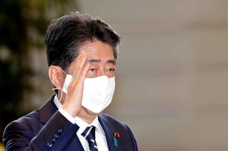 &copy; Reuters. Shinzo Abe gestures as he arrives at the Prime Minister&apos;s official residence in Tokyo