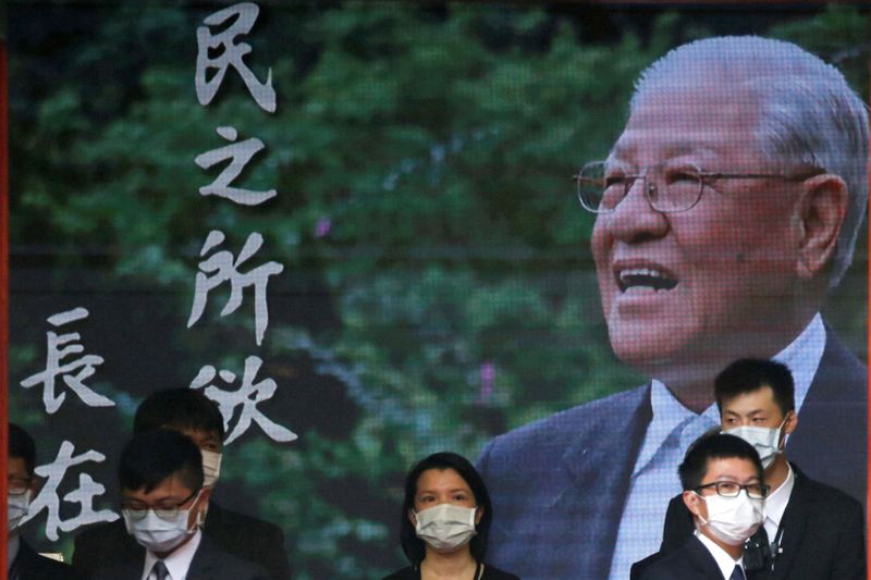 &copy; Reuters. Staff wear face masks to prevent the spread of the coronavirus disease ( COVID-19) at the entrance of late Taiwanese President Lee Teng-hui memorial service in Taipei