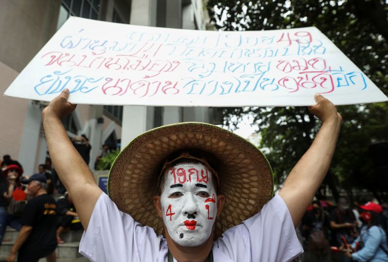 © Reuters. Pro-democracy protesters attend a mass rally in Bangkok