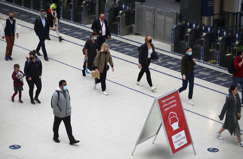 &copy; Reuters. Morning rush hour at Waterloo station in London