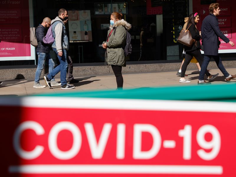 &copy; Reuters. Shoppers are seen on Oxford Street amid the coronavirus disease (COVID-19) outbreak in London.