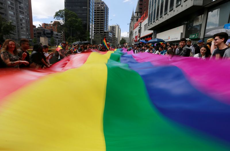 &copy; Reuters. FOTO DE ARCHIVO. Gente asiste a una marcha del orgullo gay en Bogota, Colombia.