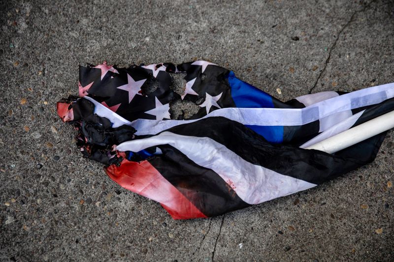 &copy; Reuters. FILE PHOTO: A flag is seen on the sidewalk following clashes in Portland