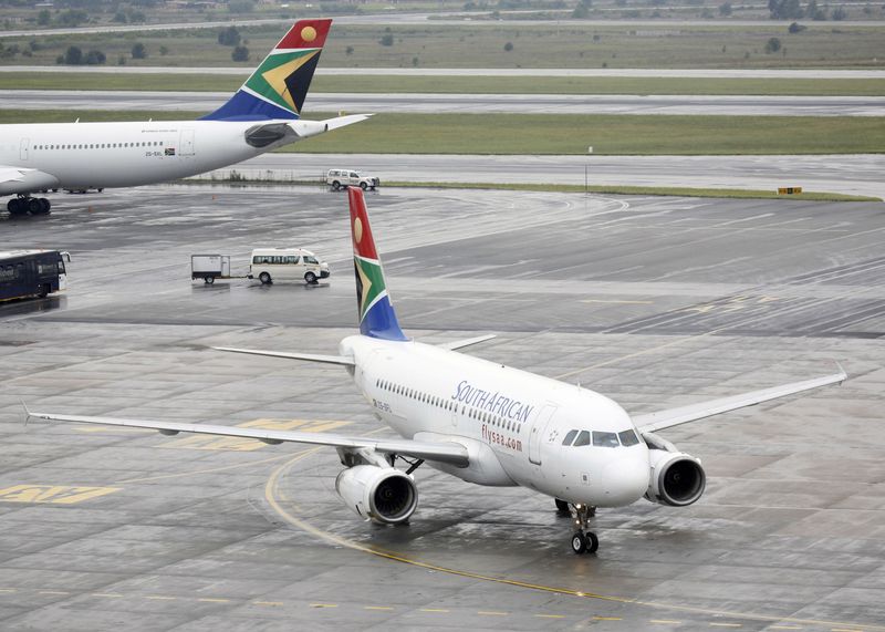&copy; Reuters. FILE PHOTO:  South African Airways (SAA) plane taxis after landing at O.R. Tambo International Airport in Johannesburg