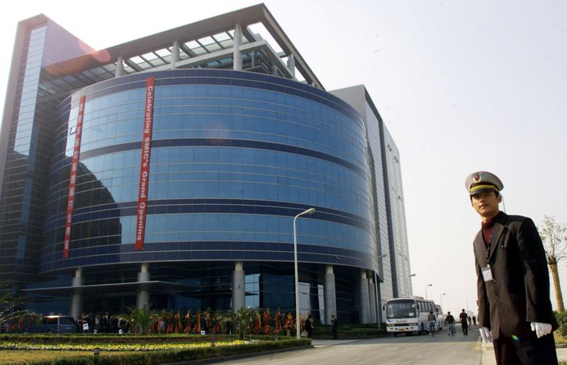 &copy; Reuters. FOTO DE ARCHIVO: Un edificio del grupo Semiconductor Manufacturing International Corporation (SMIC) en Shanghái, el 22 de noviembre de 2001