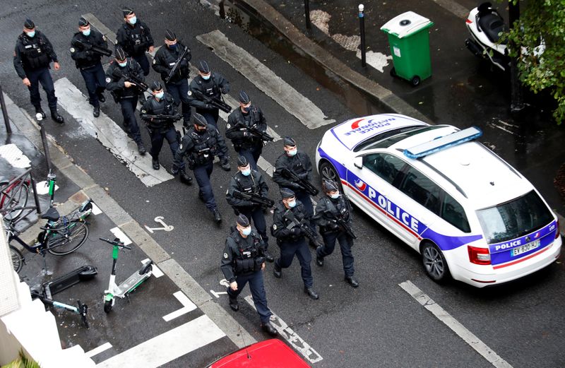 &copy; Reuters. Varios agentes de policía llegan al lugar donde se produjo un ataque con cuchillo cerca de las antiguas oficinas del semanario satírico Charlie Hebdo, en París, Francia.