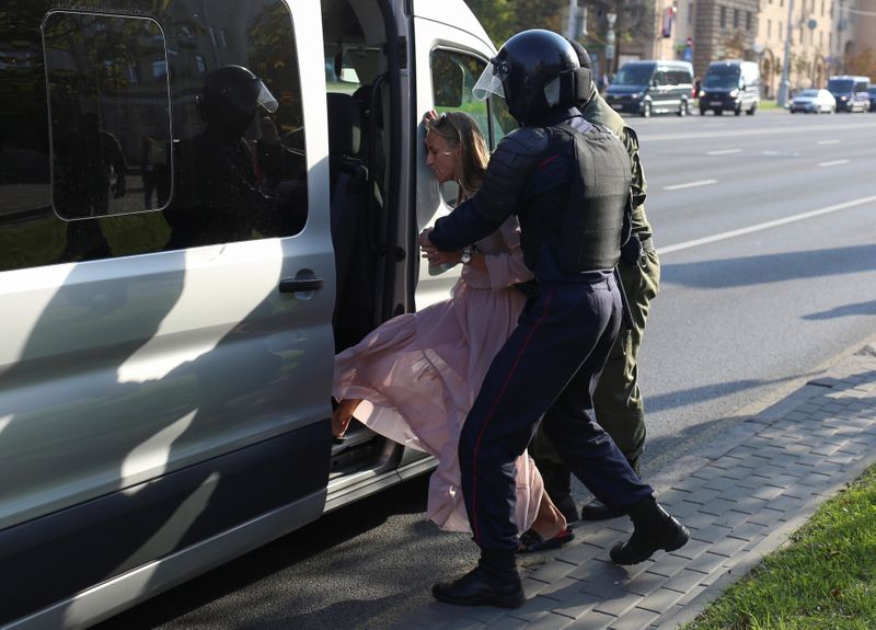 © Reuters. شرطة روسيا البيضاء تعتقل العشرات مع استمرار الاحتجاجات ضد لوكاشينكو