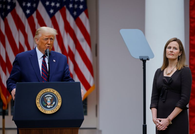 &copy; Reuters. El presidente de Estados Unidos, Donald Trump, en un evento para anunciar a su nominada a la Corte Suprema, la jueza Amy Coney Barrett.