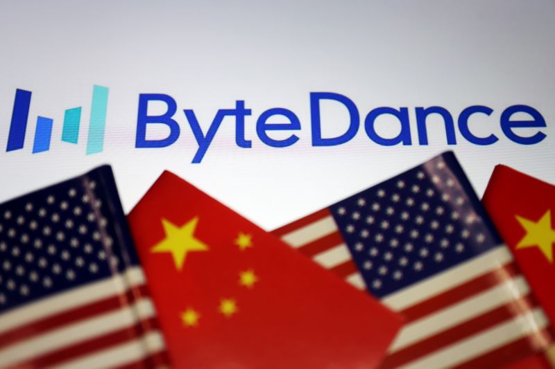 &copy; Reuters. FILE PHOTO: Illustration picture of Bytedance logo with Chinese and U.S. flags