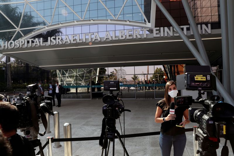 &copy; Reuters. Una periodista hace un despacho para la televisión a la entrada del hospital Albert Einstein, donde fue operado el presidente Jair Bolsonaro en Sao Paulo, Brasil.