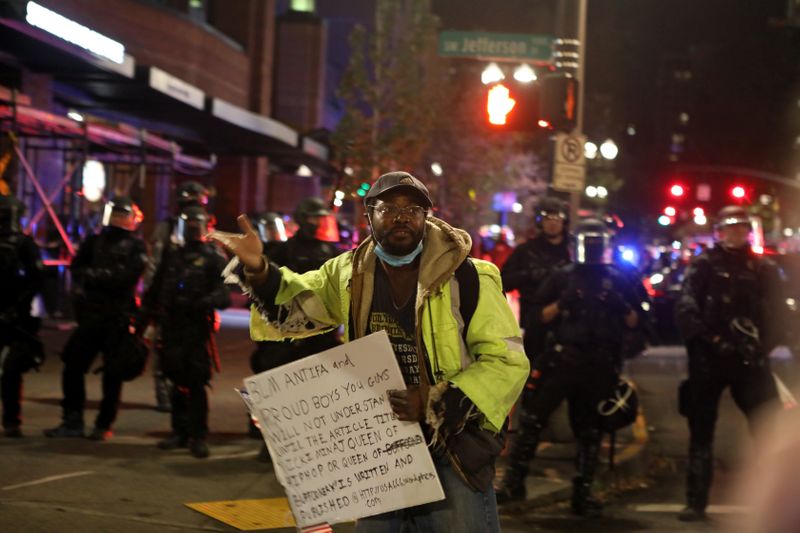 &copy; Reuters. Un manifestante lleva una pancarta en Portland, Oregón, EEUU, 26 de septiembre de 2020