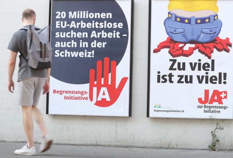 &copy; Reuters. FOTO DE ARCHIVO: Un hombre pasa junto a carteles del Partido Popular Suizo (SVP) en Zúrich, Suiza, el 17 de septiembre de 2020