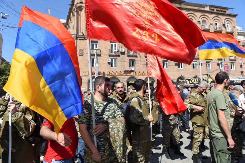 © Reuters. Varias personas acuden a un encuentro para reclutar voluntarios militares en Ereván después de que Armenia declaró la ley marcial tras enfrentamientos con Azerbaiyán.