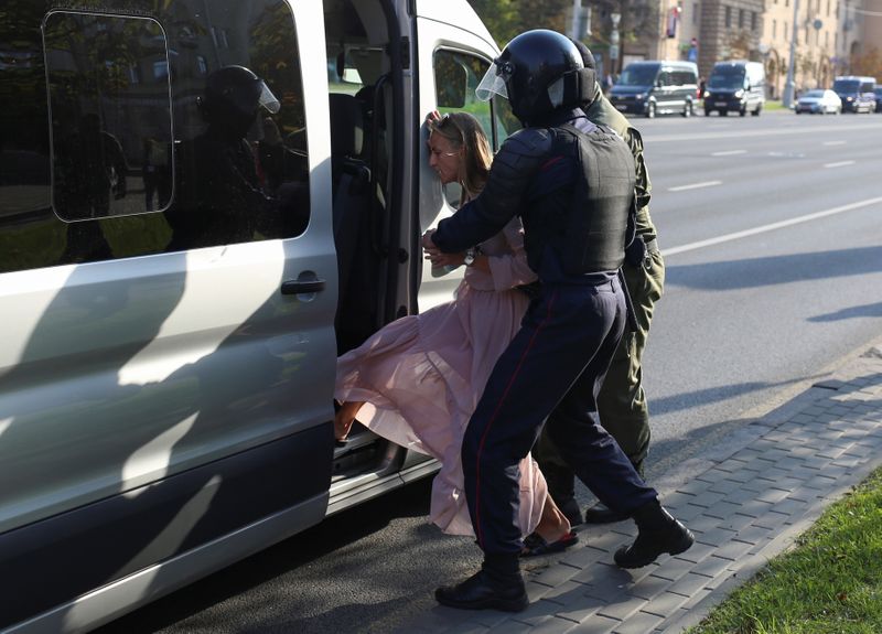 © Reuters. Agentes de seguridad detienen a una mujer en Minsk, Belarús, el 26 de septiembre de 2020