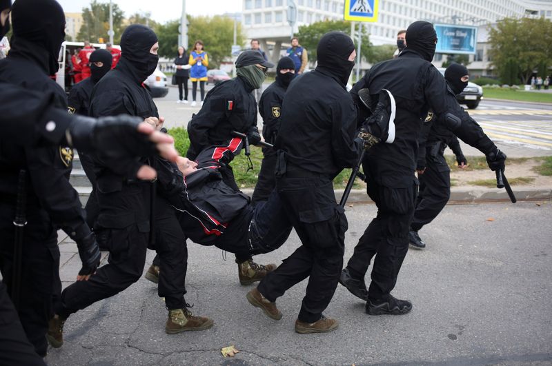 &copy; Reuters. Agentes del orden público belarusos detienen a un hombre durante una manifestación en Minsk, Belarús, el 27 de septiembre de 2020. Tut.By vía REUTERS