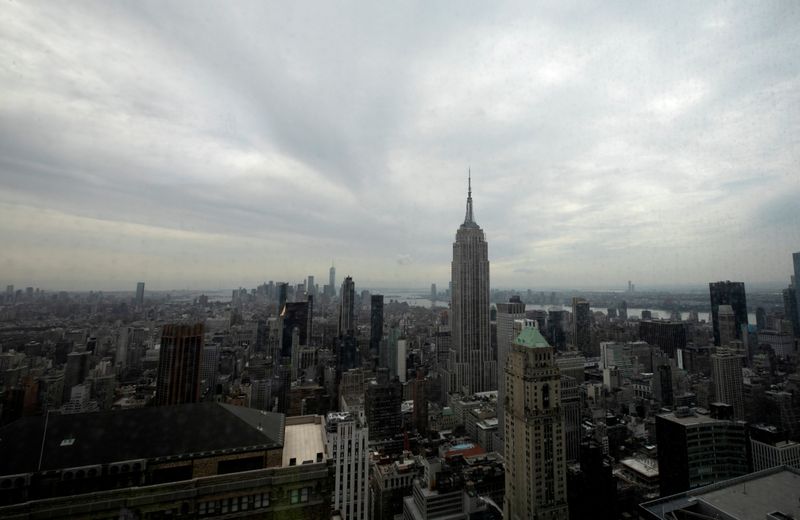 &copy; Reuters. FILE PHOTO: The Empire State Building and Manhattan skyline are seen in New York City