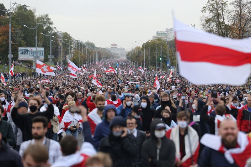 &copy; Reuters. عشرات الآلاف يحتجون على رئيس روسيا البيضاء في &quot;تنصيب شعبي&quot; لمنافسته