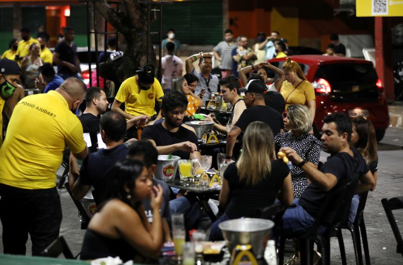 &copy; Reuters. FOTO DE ARCHIVO: Gente disfruta en un bar después de que se emitió un decreto del municipio de Manaos que determinó restricciones horarias en bares y restaurantes en medio del brote de COVID-19 en Manaos, Brasil. 25 de septiembre de 2020.