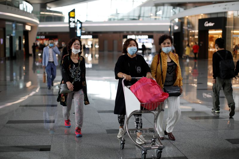 &copy; Reuters. People wearing face masks are seen at the Beijing Daxing International Airport, ahead of Chinese National Day holiday, in Beijing