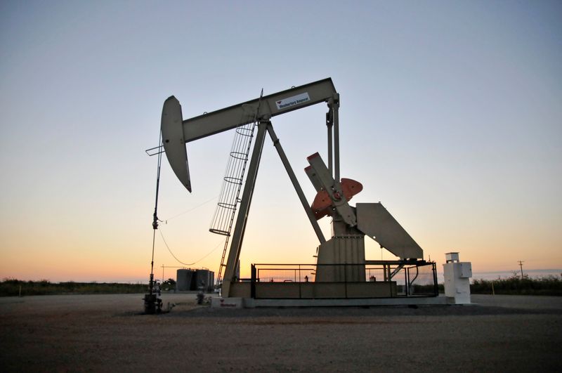 © Reuters. FILE PHOTO: A pump jack operates at a well site leased by Devon Energy Production Company near Guthrie, Oklahoma
