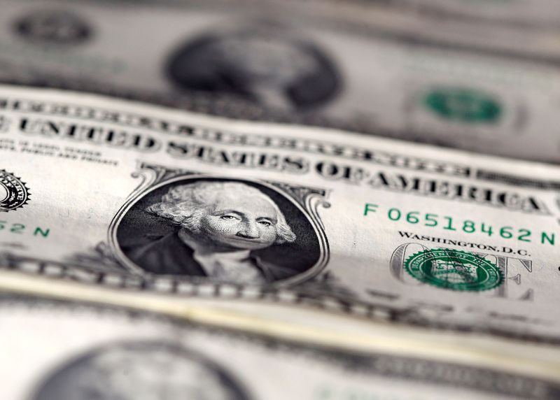 &copy; Reuters. FILE PHOTO: FILE PHOTO: U.S. dollar notes are seen in this picture illustration