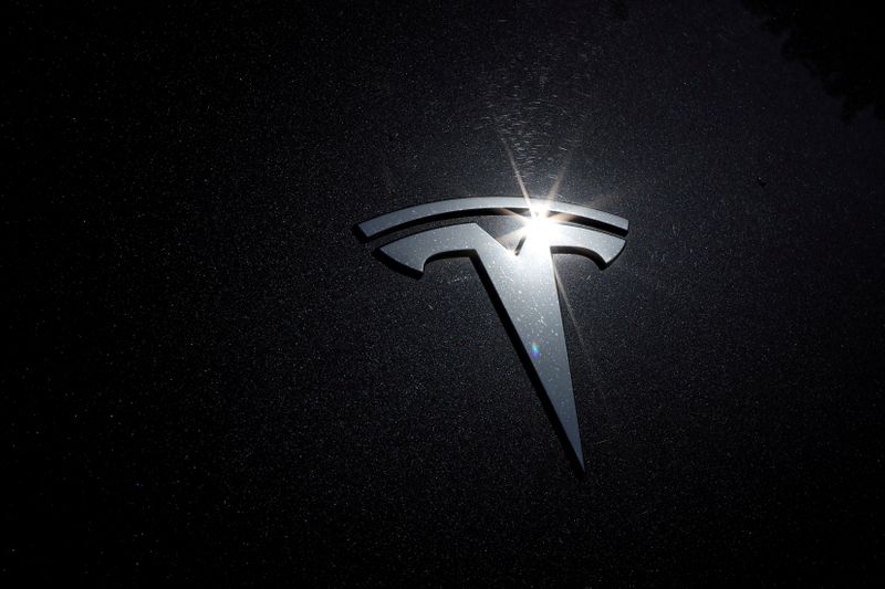 &copy; Reuters. FILE PHOTO: FILE PHOTO: The Tesla logo is seen on a car in Los Angeles