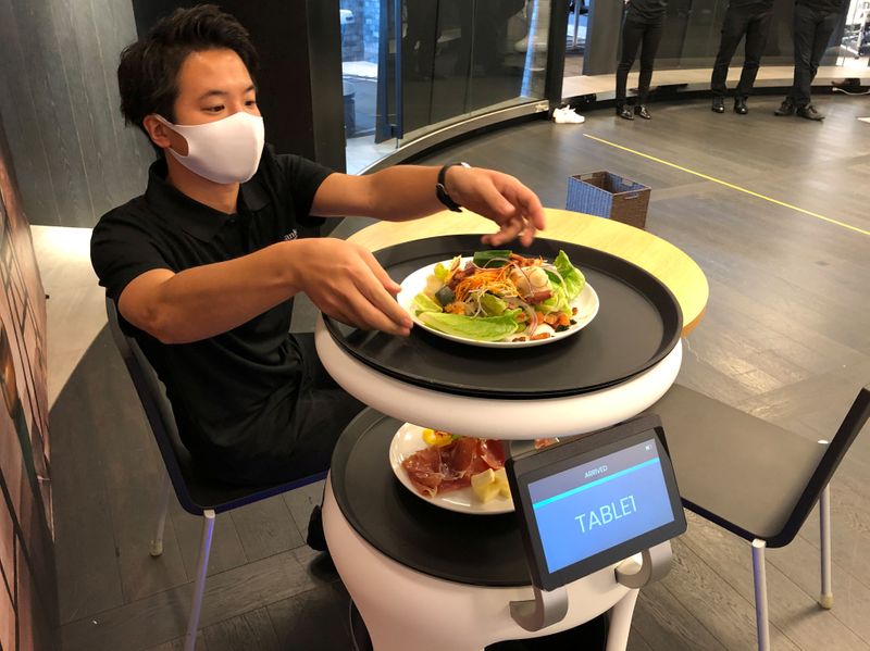 © Reuters. SoftBank's robotics arm demonstrates a food service robot Servi, developed for restaurants grapple with labour shortages and seek to ensure social distancing during the coronavirus disease (COVID-19) outbreak, in T