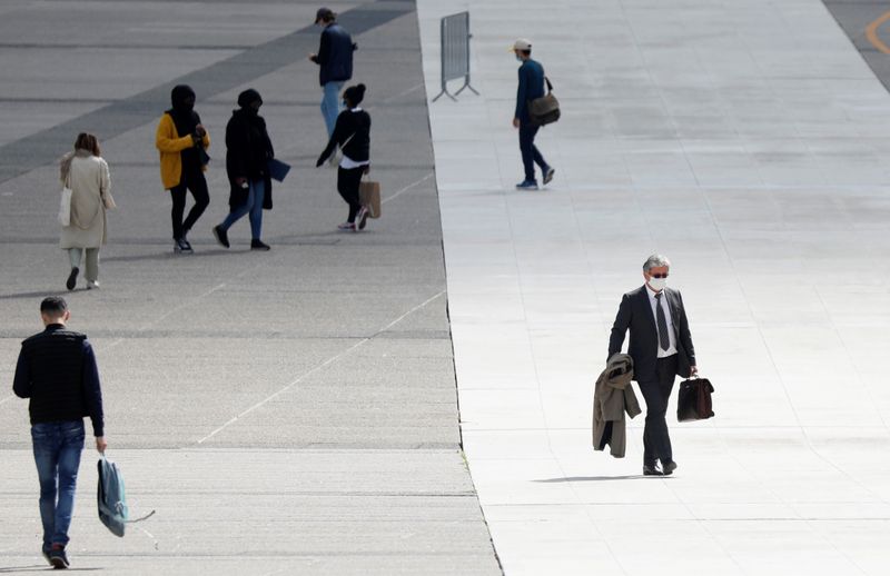 © Reuters. People at financial and business district of La Defense