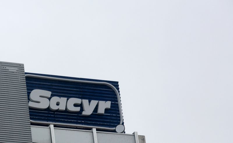 &copy; Reuters. FOTO DE ARCHIVO: El logo de Sacyr se ve en la sede de la empresa en Madrid el 4 de enero de 2014