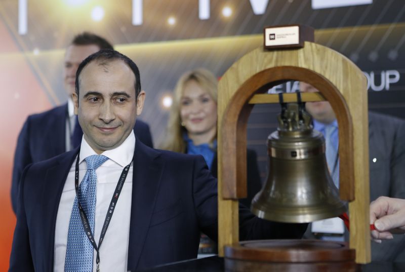 &copy; Reuters. Игорь Шехтерман звонит в колокол на церемонии начала торгов акциями X5 Retail Group на Московской бирже