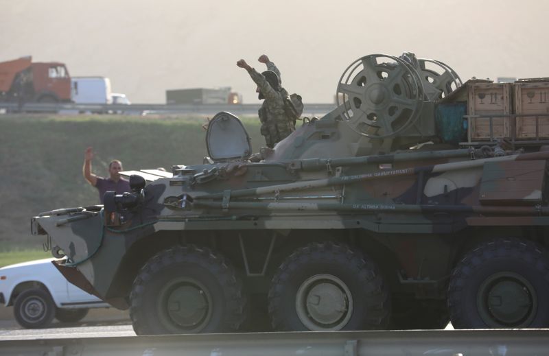 &copy; Reuters. Un miembro de las fuerzas armadas azerbaiyanas conduce un vehículo blindado en Azerbaiyán