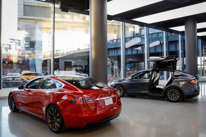 © Reuters. Tesla Motors' cars are displayed at the company's new showroom in Manhattan's Meatpacking District in New York