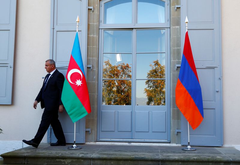 &copy; Reuters. Флаги Азербайджана и Армении в Женеве