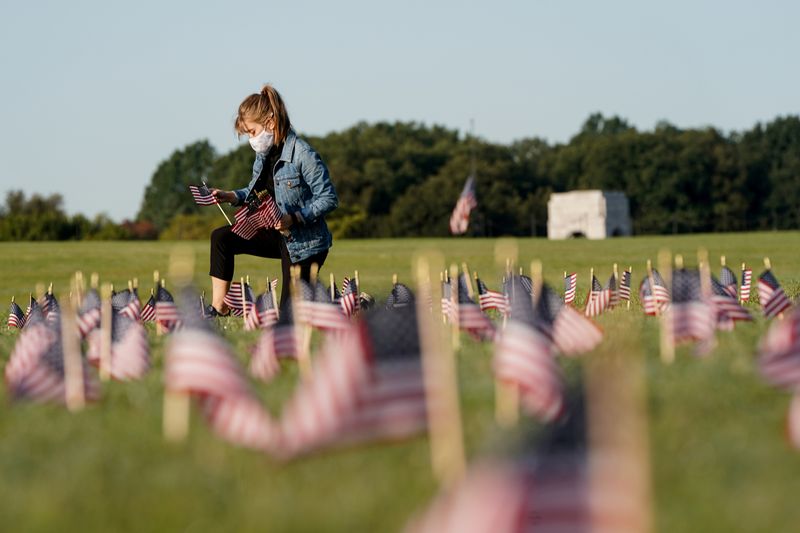 &copy; Reuters. FILE PHOTO: American flags representing 200,000 lives lost due to coronavirus are placed on National Mall in Washington