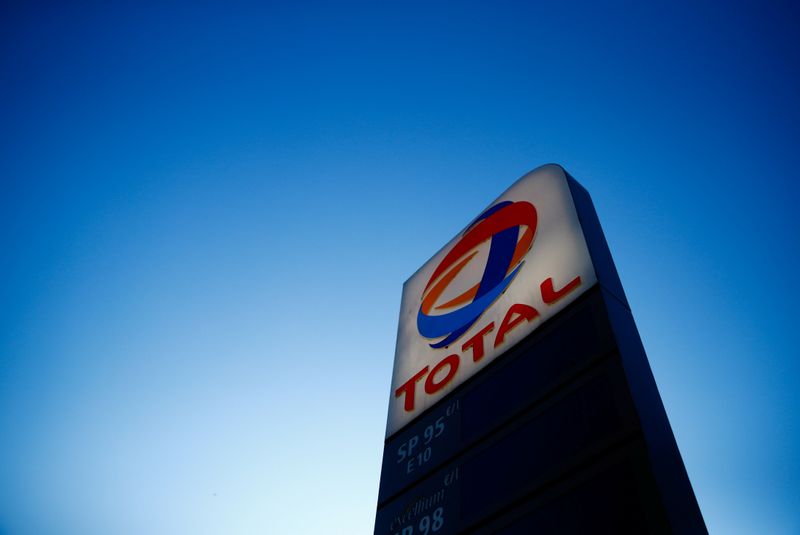 &copy; Reuters. Logo da petroleira francesa Total em posto de gasolina em Paris
