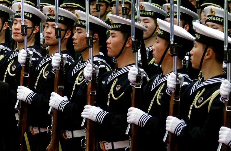 &copy; Reuters. Imagen de archivo de una guardia de honor que consiste de miembros de la Armada china de pie en formación durante una ceremonia de bienvenida en el Gran Salón del Pueblo en Pekín
