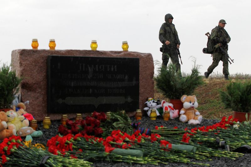 &copy; Reuters. Памятник жертвам авиакатастрофы самолета MH17 Malaysia Airlines в Донецкой области