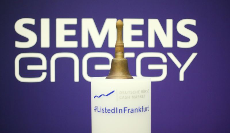 &copy; Reuters. Una campana frente al logotipo de Siemens Energy en Fráncfort