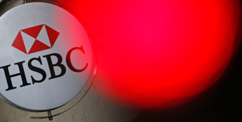 © Reuters. FILE PHOTO: A traffic light shines red near the HSBC bank logo in Paris, France