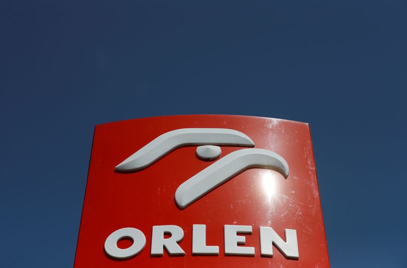 © Reuters. Логотип Orlen на автомобильной заправке в Варшаве