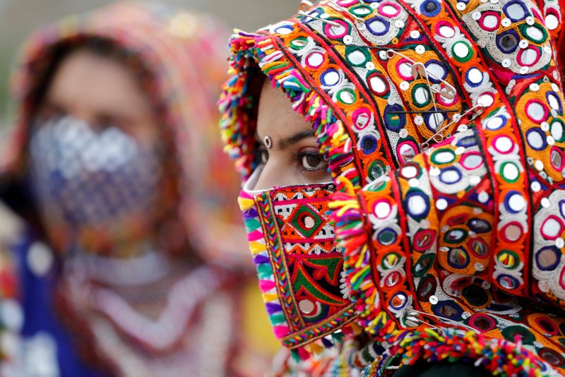 &copy; Reuters. Indianas ensaiam para festival Navratri