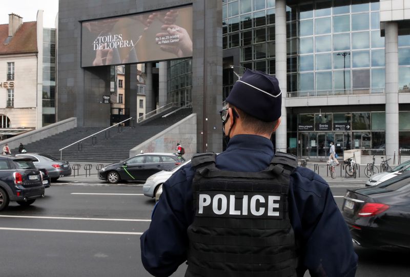 © Reuters. Policial francês monitora região próxima à Ópera da Bastilha, onde suspeito de ataque foi preso