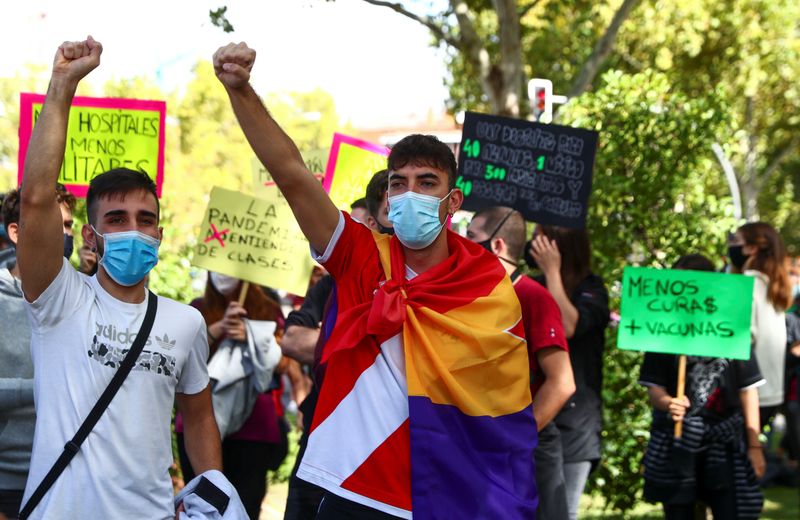 &copy; Reuters. FOTO DE ARCHIVO: Una protesta contra las medidas del gobierno regional para controlar la propagación de la enfermedad coronavirus (COVID-19), en el barrio de Vallecas, en Madrid, España, el 27 de septiembre de 2020