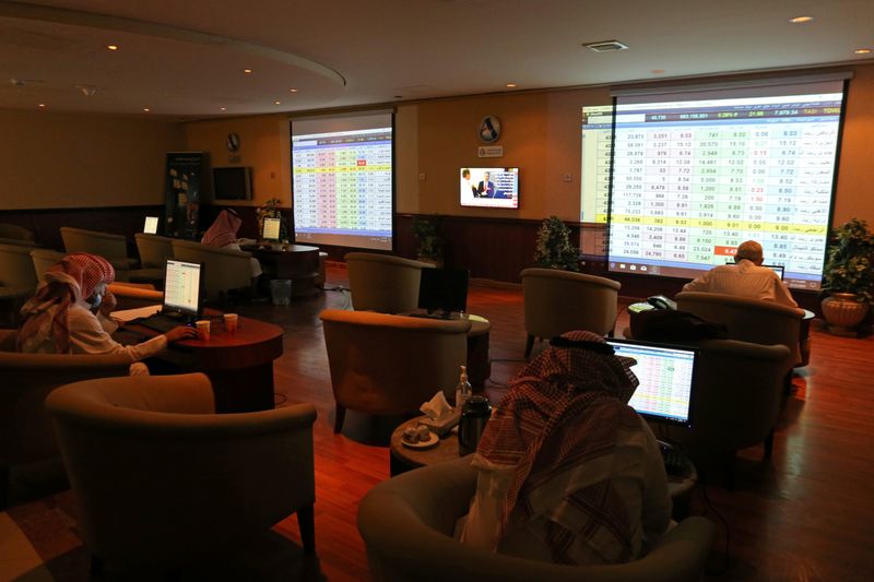 © Reuters. Saudi traders monitor stock information at the Saudi stock market in Riyadh