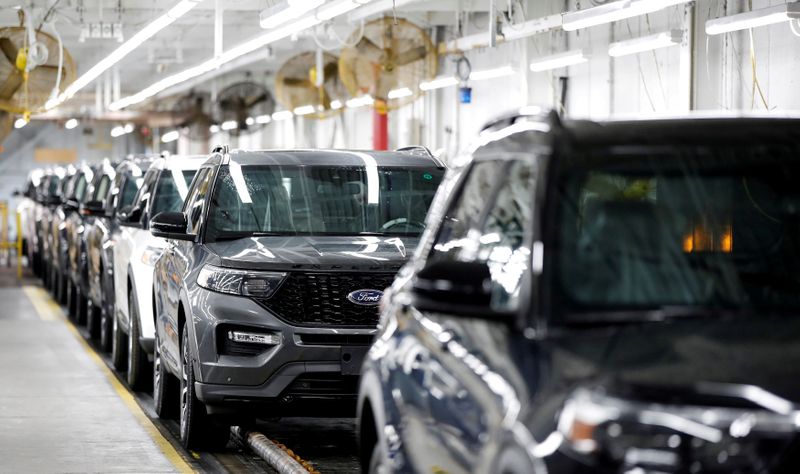 &copy; Reuters. FILE PHOTO: 2020 Ford Explorer cars are seen at Ford&apos;s Chicago Assembly Plant