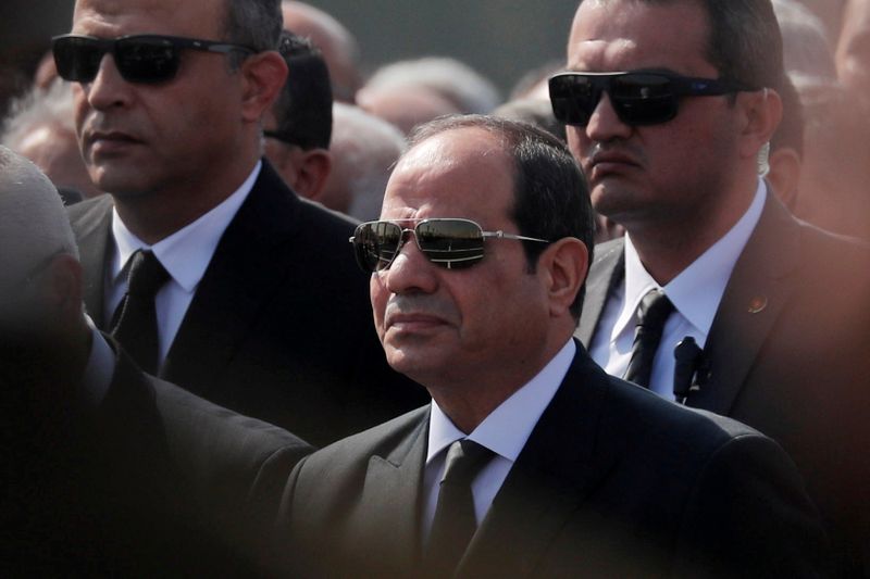 &copy; Reuters. FILE PHOTO: Egyptian President Abdel Fattah al-Sisi attends the funeral of former President Hosni Mubarak east of Cairo